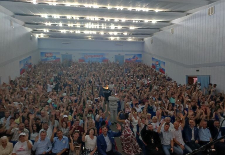 Оккупанты завезли в Мелитополь массовку для проведения “голосования”