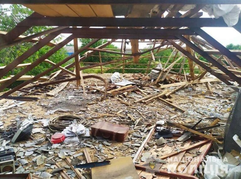 Оккупанты разрушили дома и уничтожили сельхозтехнику в Запорожской области: фото