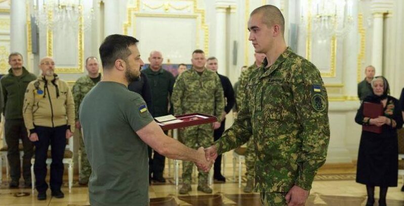 Президент наградил орденом военного, который сбил российские самолёты в Запорожской области