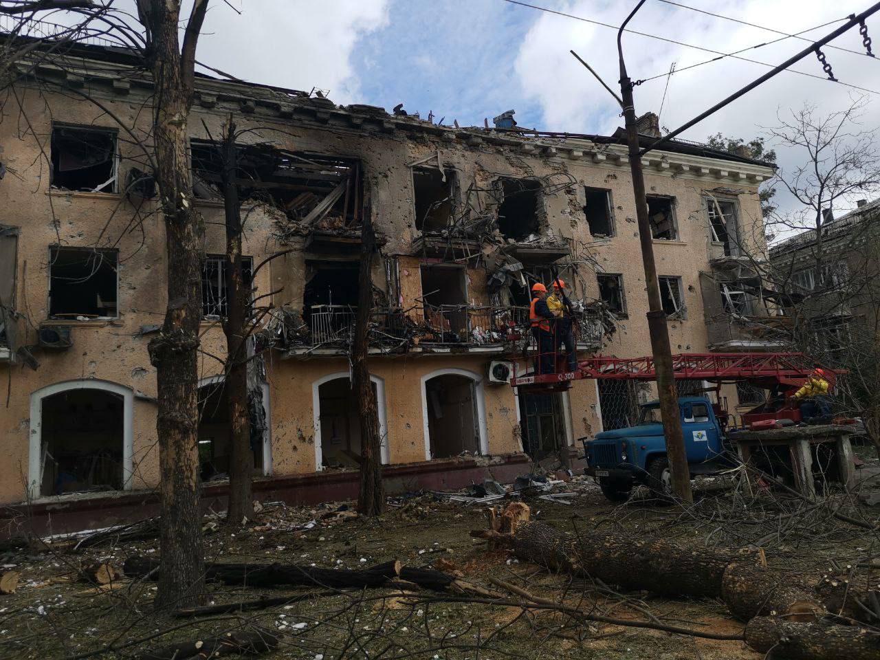 Ракетный обстрел повредил дома и многоэтажки в Запорожье (ФОТО)