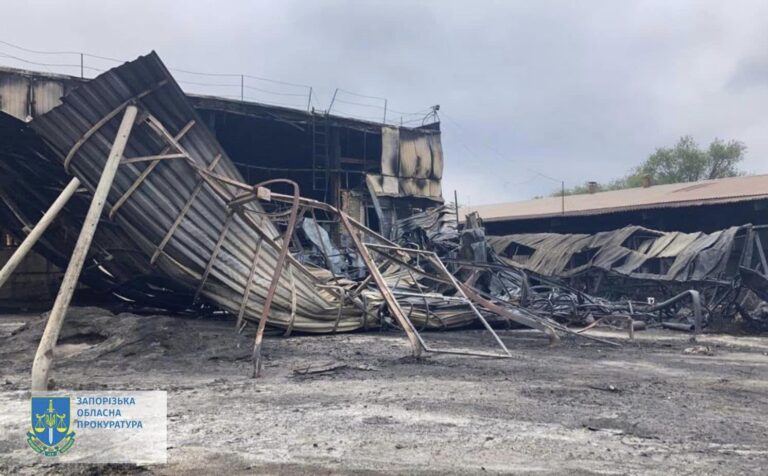 Масштабный пожар в Заводском районе Запорожья начали расследовать: причины возгорания выясняются