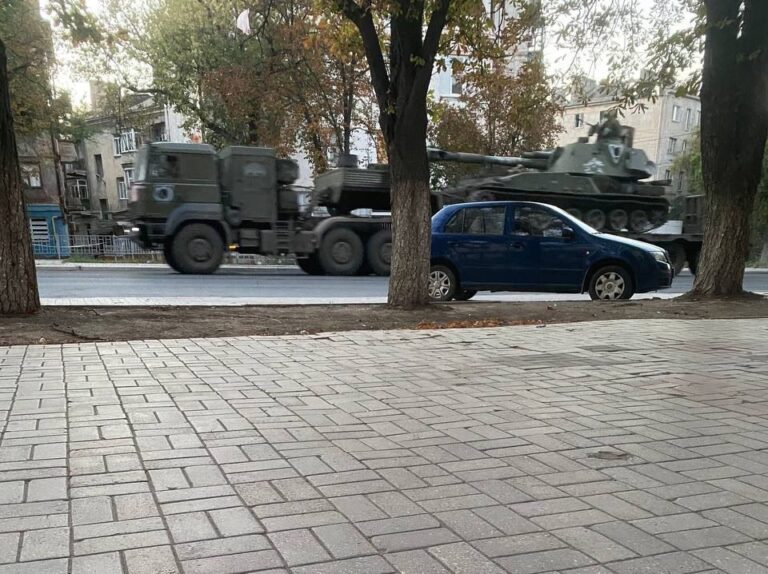 Войска рф перевозят самоходные пушки “Гиацинт” из Мариуполя в Бердянск (ФОТО)