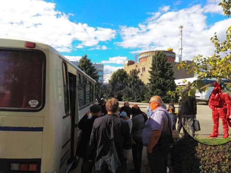 Оккупанты привезли на Запорожскую АЭС “массовку” для голосования в псевдореферендуме