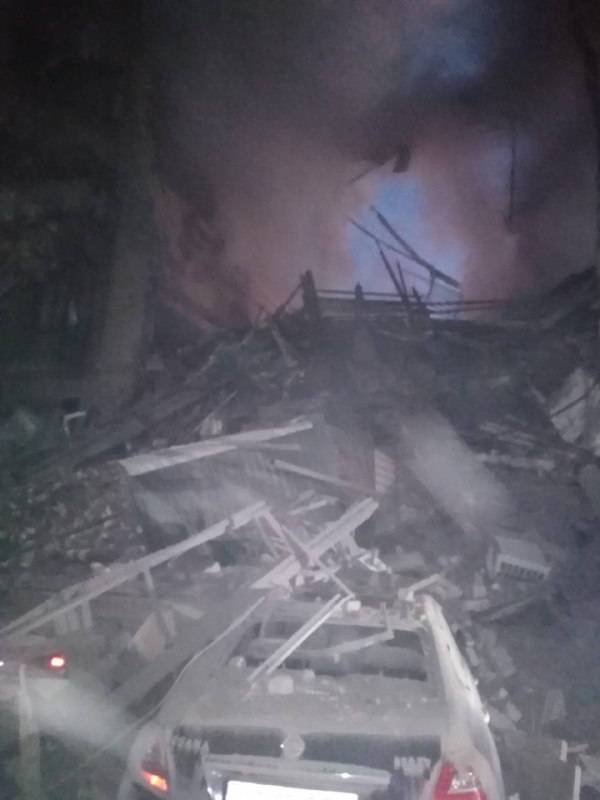 Ракетный удар в Запорожье пришёлся по жилым домам: под завалами остаются люди (ФОТО)