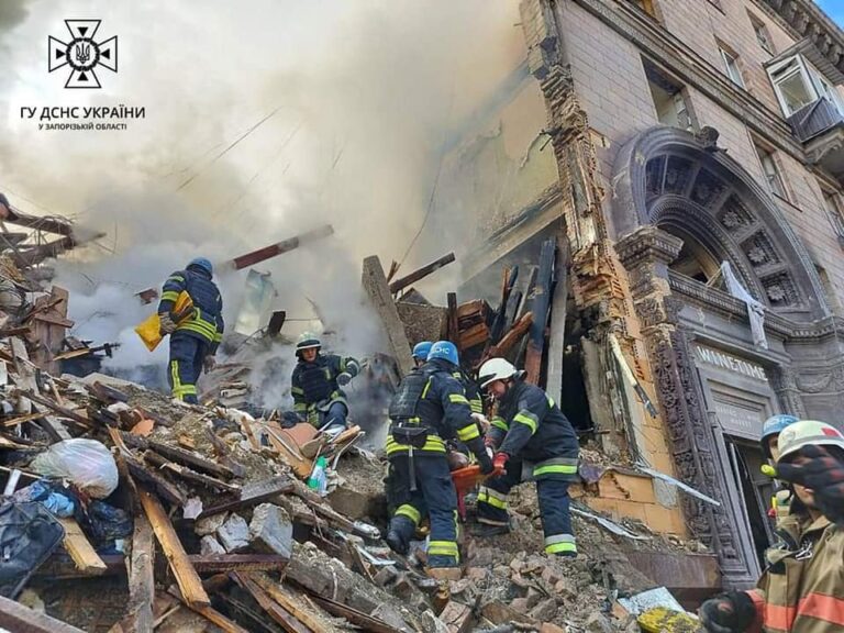 Ракетный удар по Запорожью: под завалами домов нашли еще четырех погибших