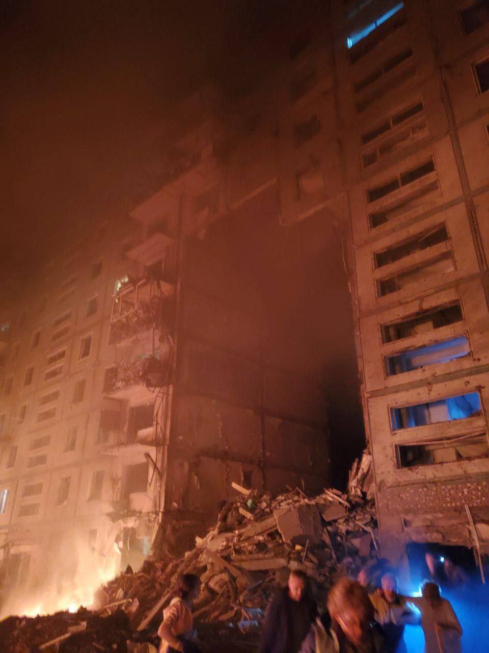 Российские оккупанты ночью обстреляли Запорожье. Разрушены жилые дома (ФОТО)
