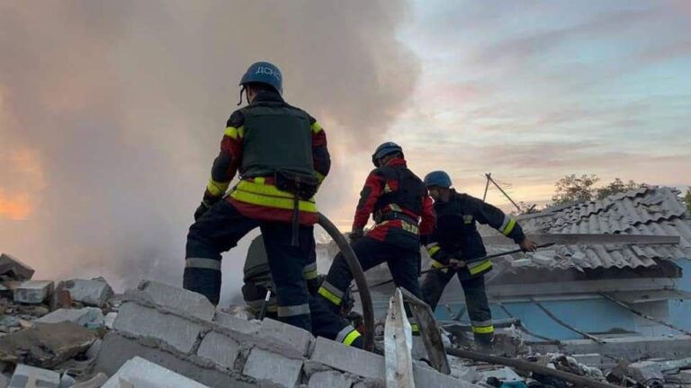 Ракетный удар по Запорожскому району: из-под завалов дома спасли семью (ВИДЕО)