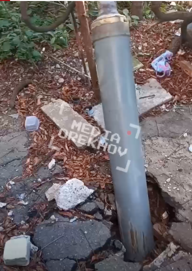 Шокирующие фото с Орехова: российский снаряд прилетел прямо под дом и не взорвался