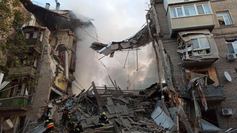 ГСЧС показала фото последствий ракетного удара по Запорожью