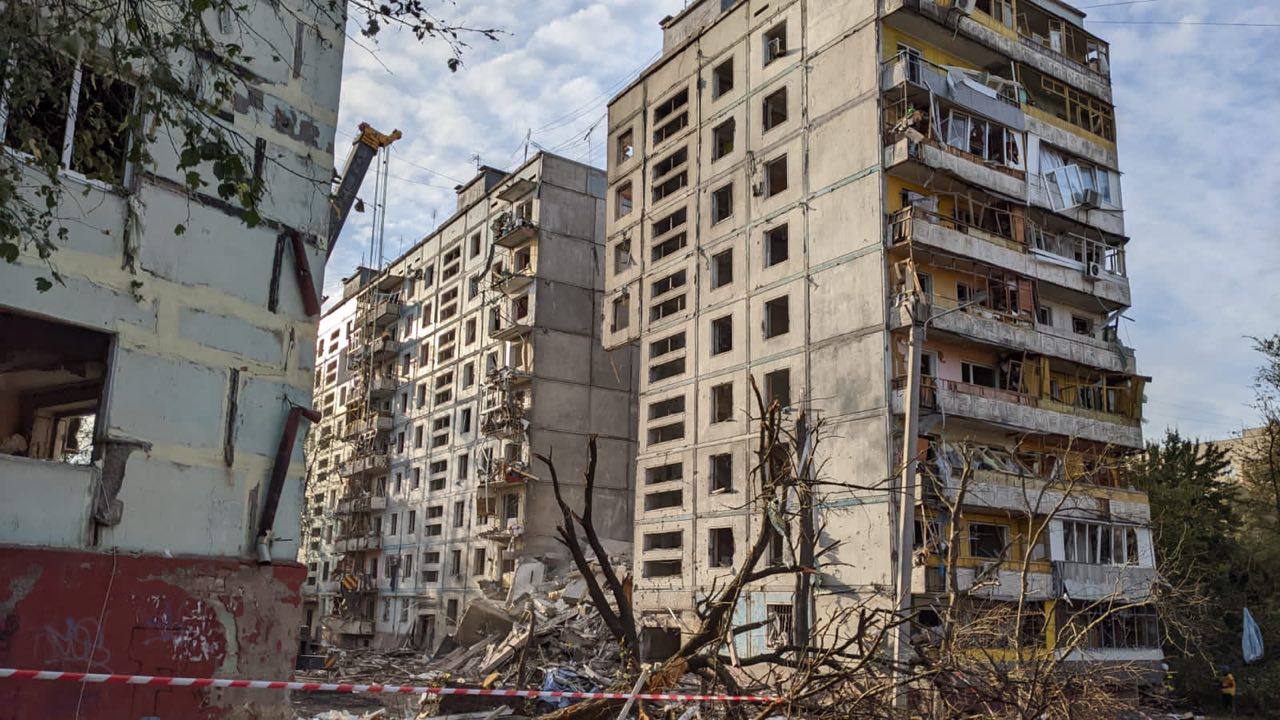 Женщина получила травму головы от падения плитки с многоэтажки в Запорожье: подробности