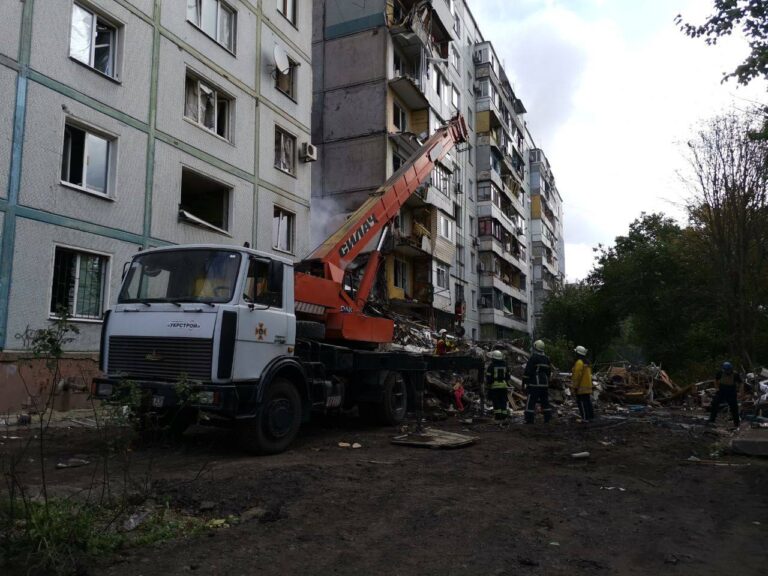 В Запорожье спасатели ГСЧС разобрали 50 тонн завалов разрушенных жилых домов