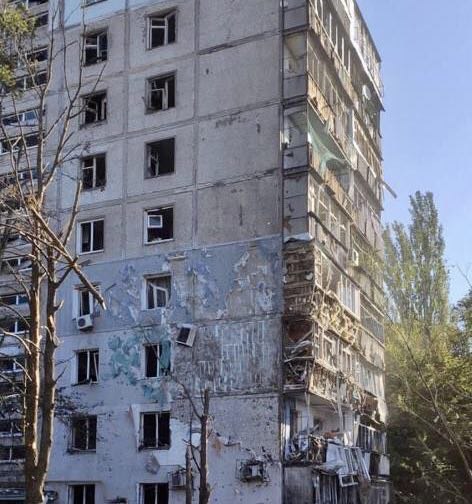 Оккупанты ударили ракетами по жилым кварталам в Запорожье: ранен человек (ФОТО, ВИДЕО)