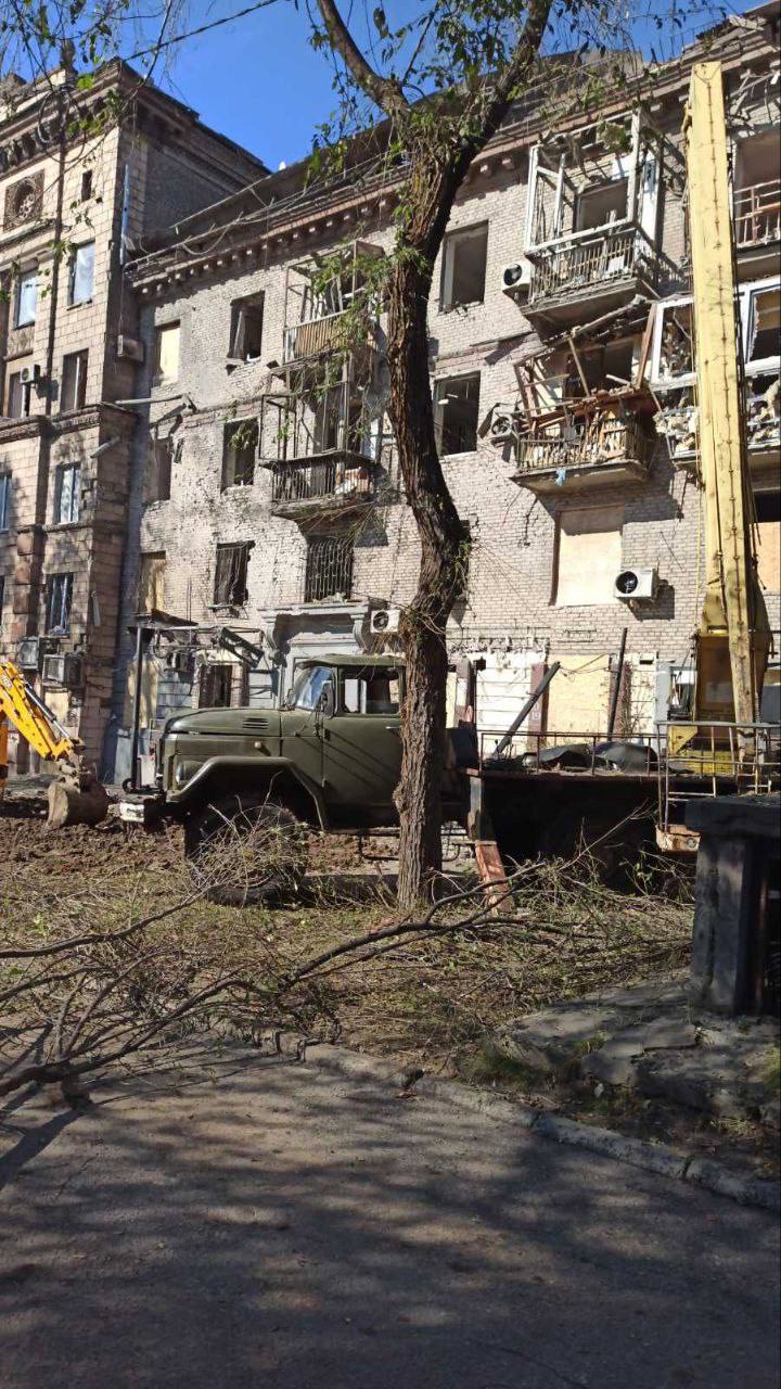 В Запорожье разбирают завалы разрушенных домов после ракетного обстрела 6 октября