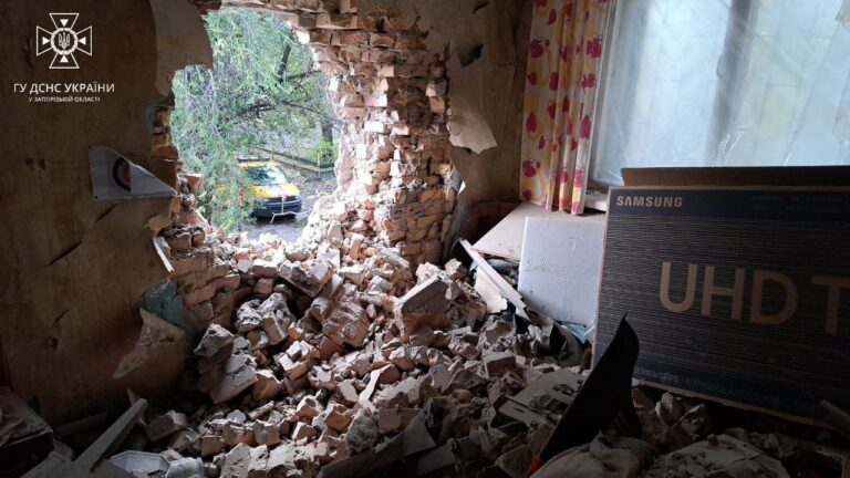 Запорожцев эвакуировали из дома, в который попала ракета: новые подробности обстрела