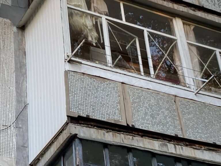 Повыбивало окна: ночные ракетные удары по Запорожью повредили многоэтажки. ФОТО