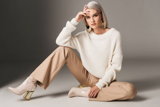 Белый женский свитер: как носить этой осенью?