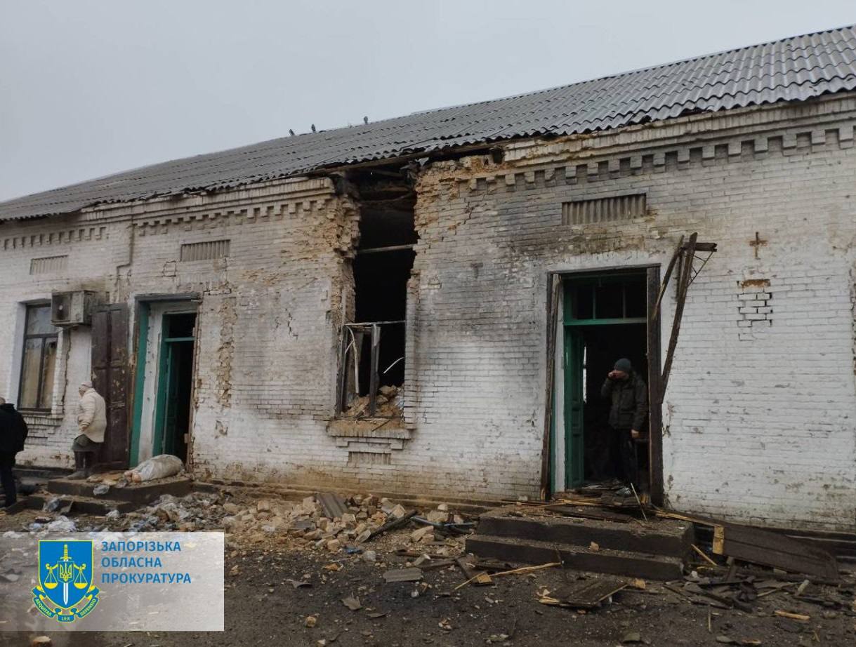 Оккупанты ударили по пункту выдачи гуманитарной помощи в Орехове: первые фото