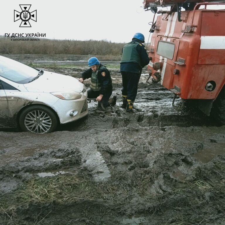 Спасатели помогли водителям на “Дороге жизни” в Запорожской области (ФОТО)