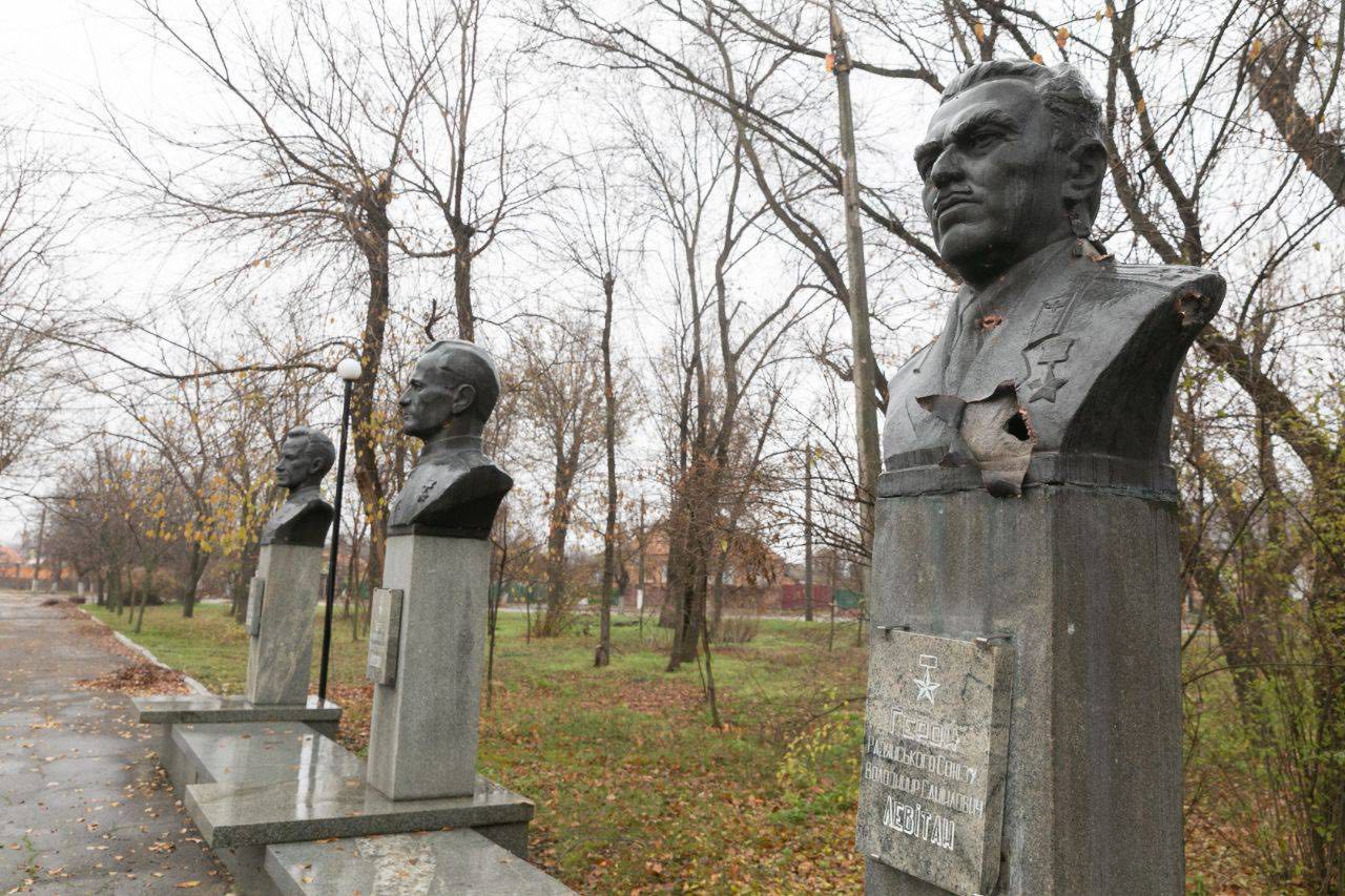 Российские снаряды повредили памятник героя Второй мировой войны в Орехове: ФОТО