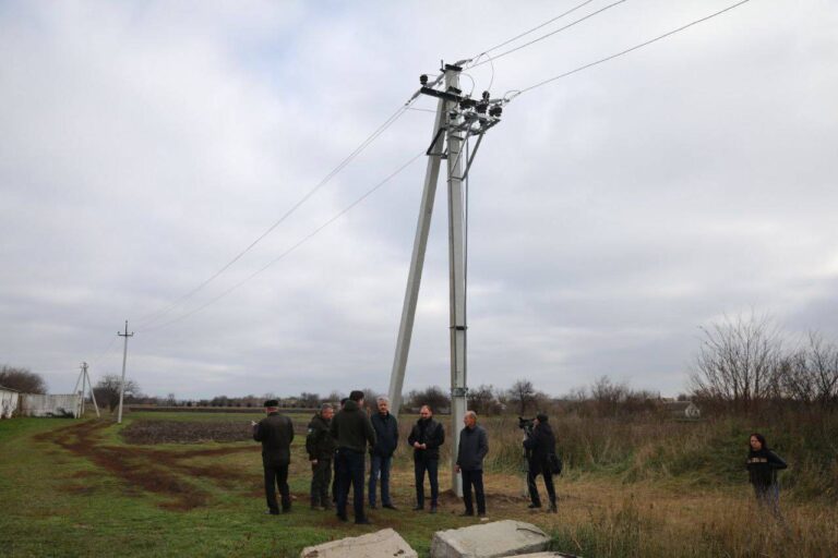 В Запорожской области начали строить новую линию электропередач, разрушенную вражескими обстрелами