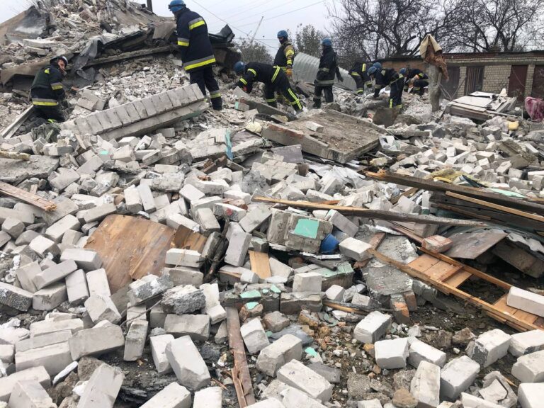 Под завалами в Вольнянске нашли тела 4 погибших после ракетного удара