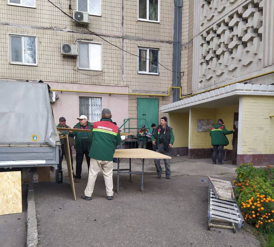 Коммунальщики устраняют последствия прилетов в Запорожье: ФОТО