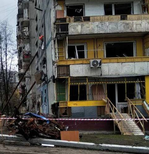 Жильцов разрушенного при обстреле дома в Запорожье впустили в квартиры, чтобы они забрали вещи. ФОТО