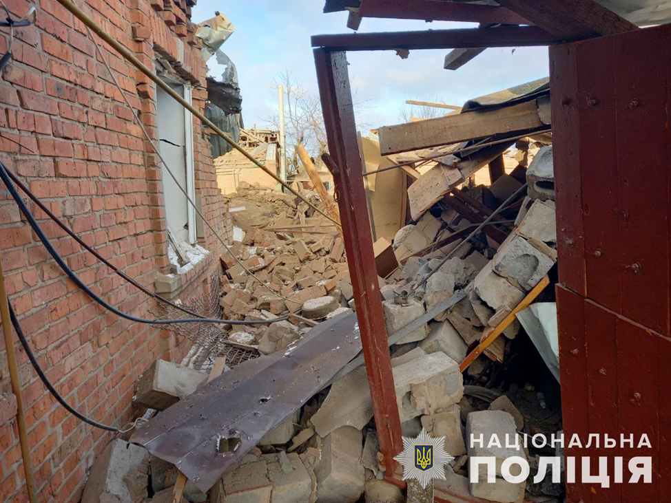 Разрушили школу, жилые дома и повредили историческое здание: оккупанты вновь обстреляли Запорожскую область (ФОТО)