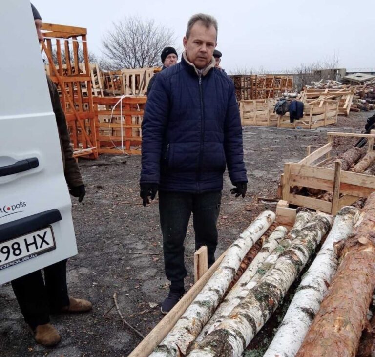 Жителям Степногорской громады привезли дрова на отопление: ФОТО