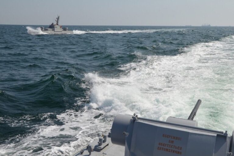 Оккупанты продолжают контролировать коммуникации в Азовском море