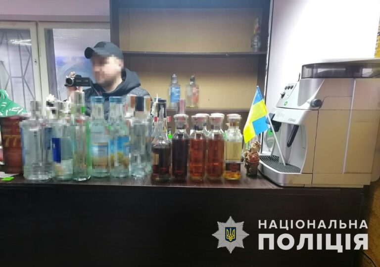 Полицейские изъяли в Запорожье 600 литров контрафактного алкоголя: ФОТО