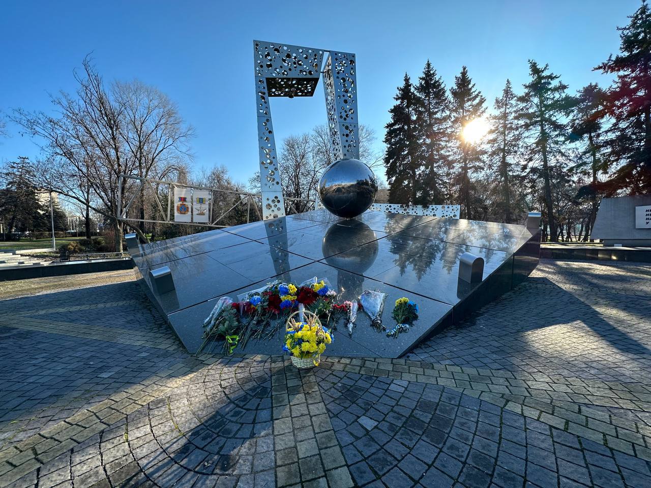 У мемориала Героям Чернобыля в Запорожье почтили память ликвидаторов