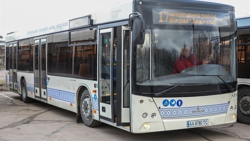 Як ходять автобуси та тролейбуси у Запоріжжі через Дніпровську ГЕС після атаки: маршрути