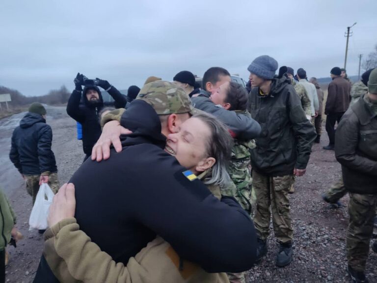Обмен пленными: Украине вернули 140 военных. ФОТО