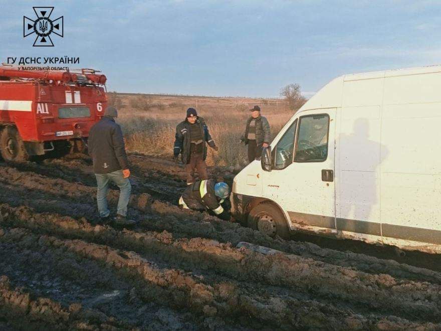 Рятувальники допомогли витягнути водіїв на дорозі у Кам’янському