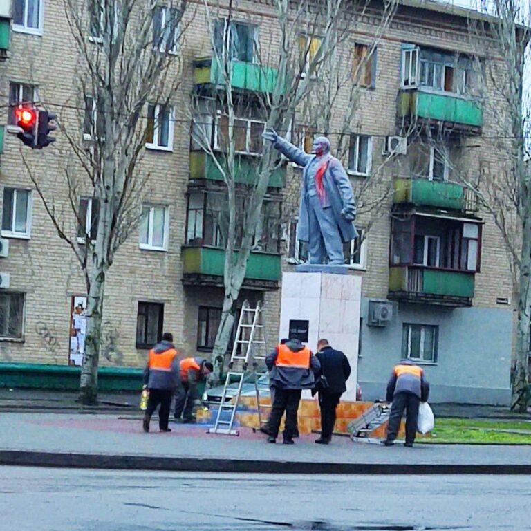 Пам’ятник Леніну у Мелітополі облили червоною фарбою (ФОТО)