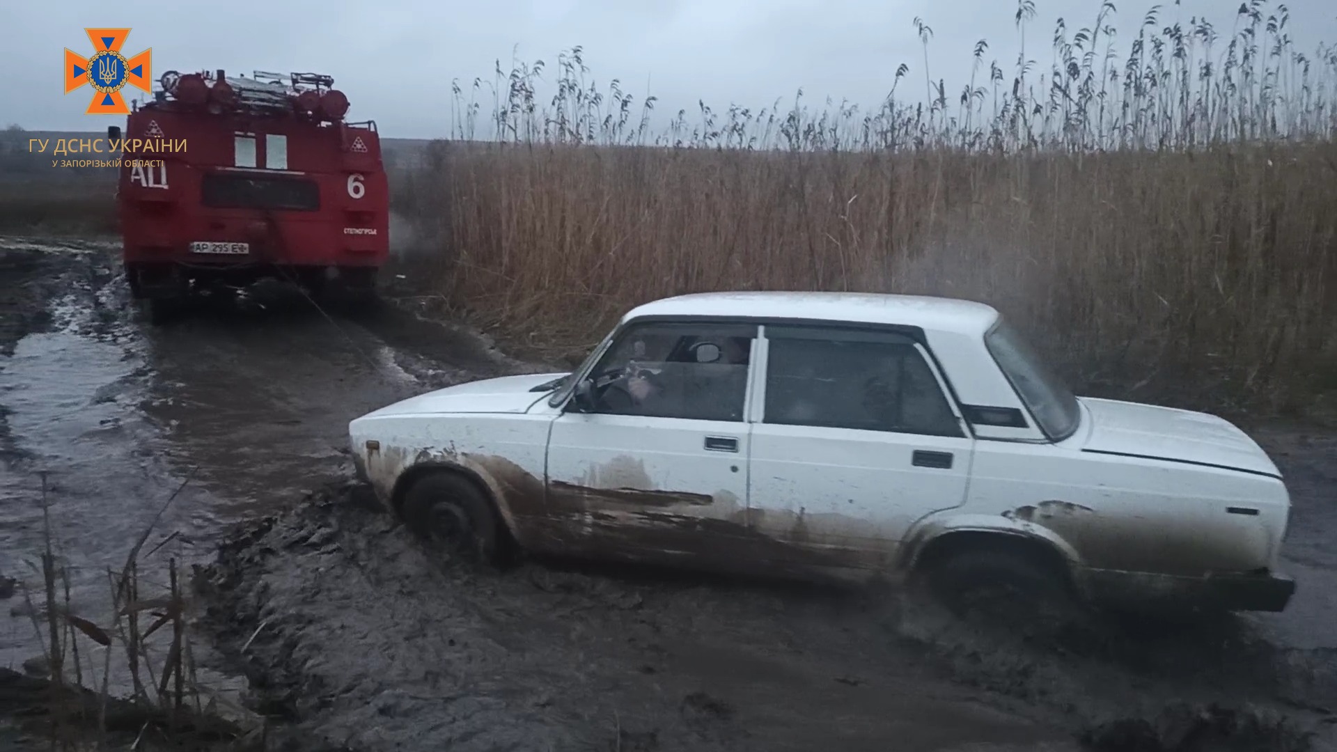 Спасатели вытащили 4 застрявших автомобиля в Запорожской области. ФОТО