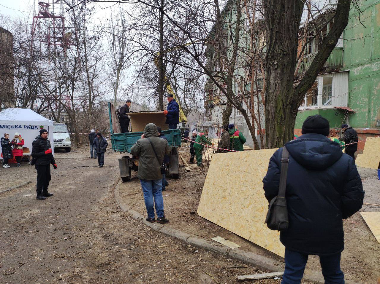 Коммунальщики устраняют последствия ракетного удара по Запорожью. ФОТО