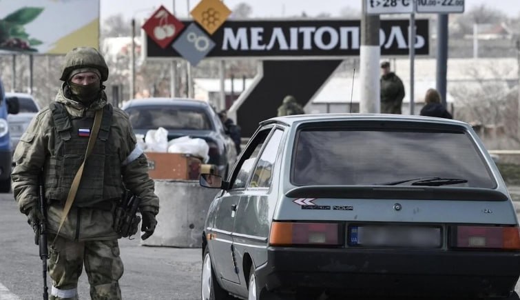Жителей Мелитополя оккупанты заставляют возвращаться в город, угрожая “конфискацией” жилья