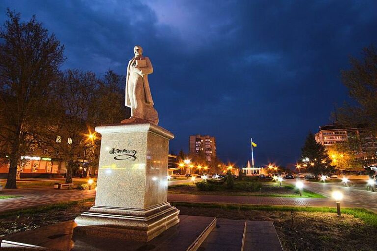 Памятник Шевченко в Мелитополе демонтировали поздно вечером