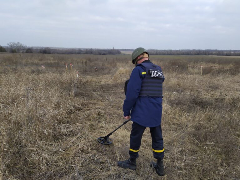Спасатели обнаружили остатки снаряда «Смерч» и «Града» в Запорожье и Запорожском районе