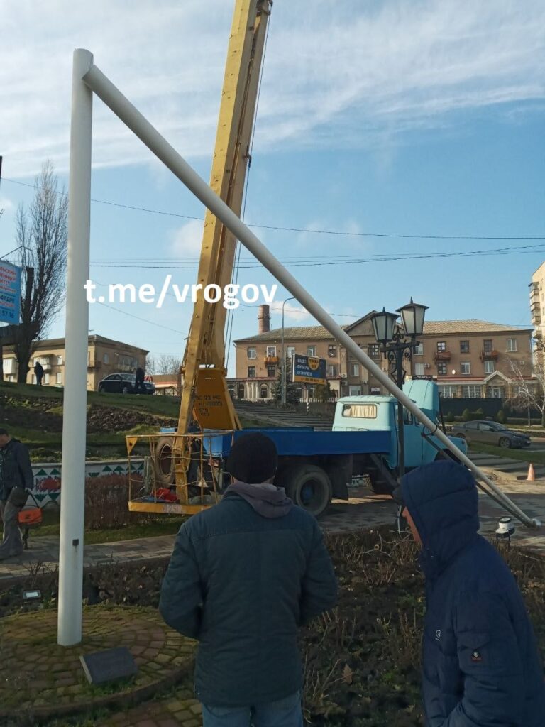 В Мелитополе упал флагшток (ФОТО)