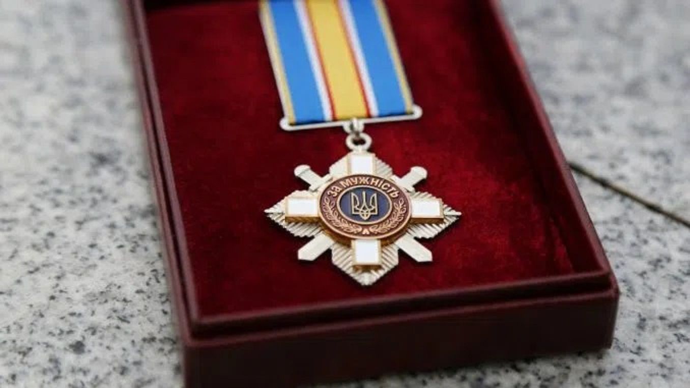 Работника “Запорожьеоблэнерго”, который попал под обстрел, наградили орденом “За мужество”