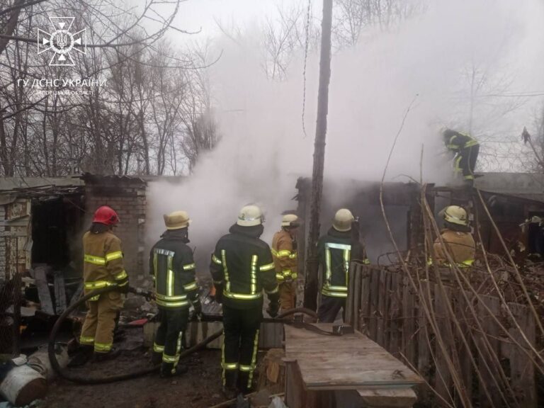 В центре Запорожья потушили загоревшийся частный дом. ФОТО