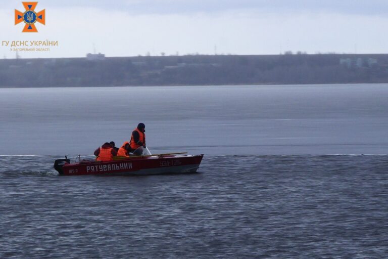 Спасение на Днепре: в Запорожье вытащили рыбака с дрейфующей льдины