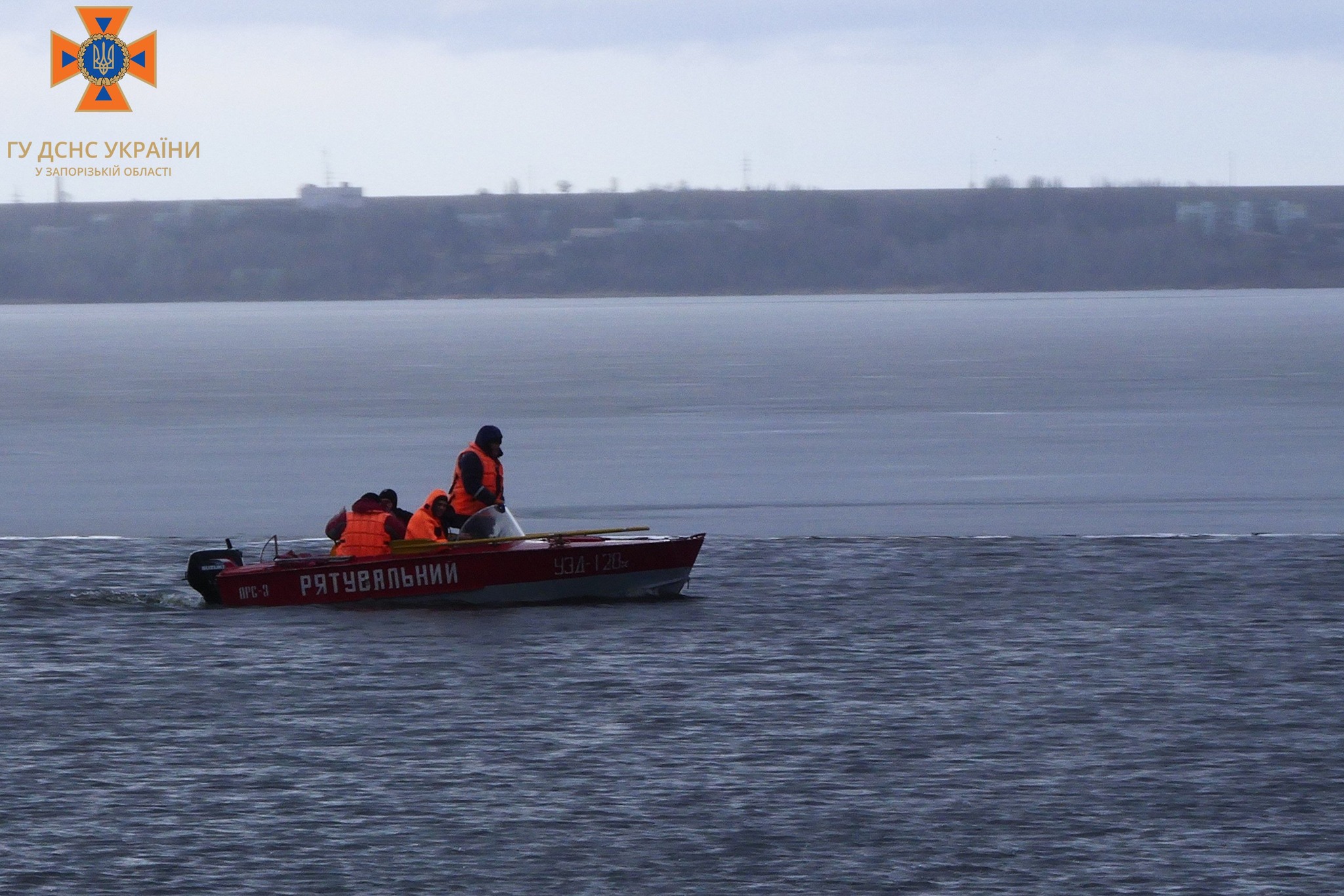 Спасение на Днепре: в Запорожье вытащили рыбака с дрейфующей льдины