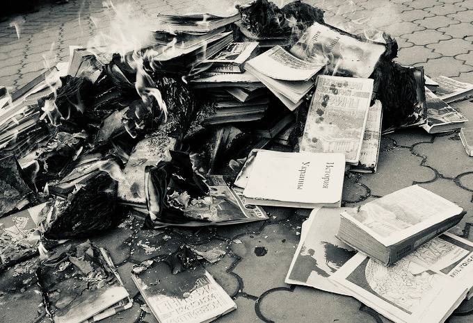 Окупанти спалюють українські книги у Бердянському районі