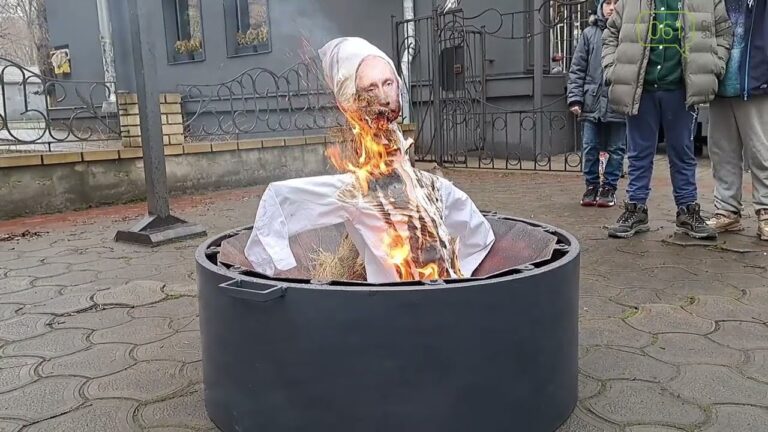 Запорожские активисты сожгли чучело путина на Масленицу. ВИДЕО