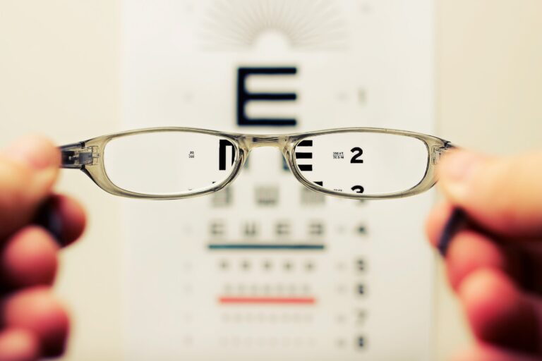 Запоріжці зможуть отримати безкоштовні окуляри 1 лютого: де можна отримати