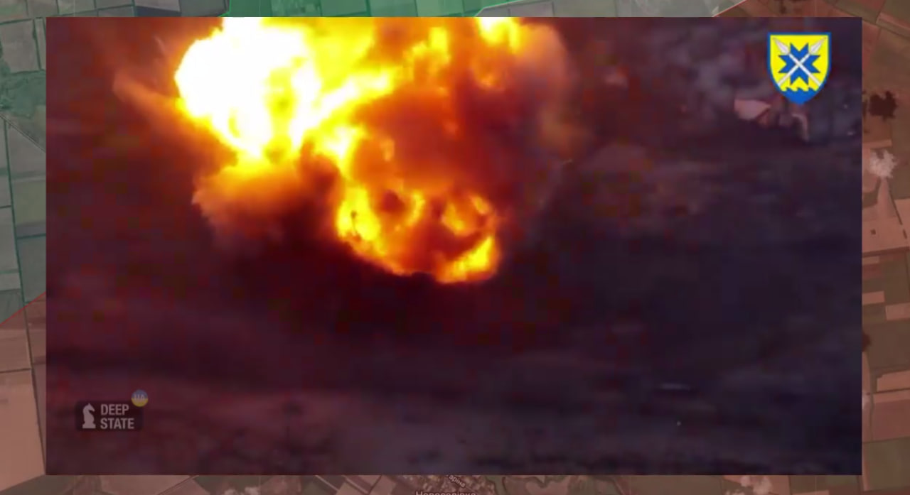 Военные показали, как горит склад БК оккупантов в Запорожской области (ВИДЕО)